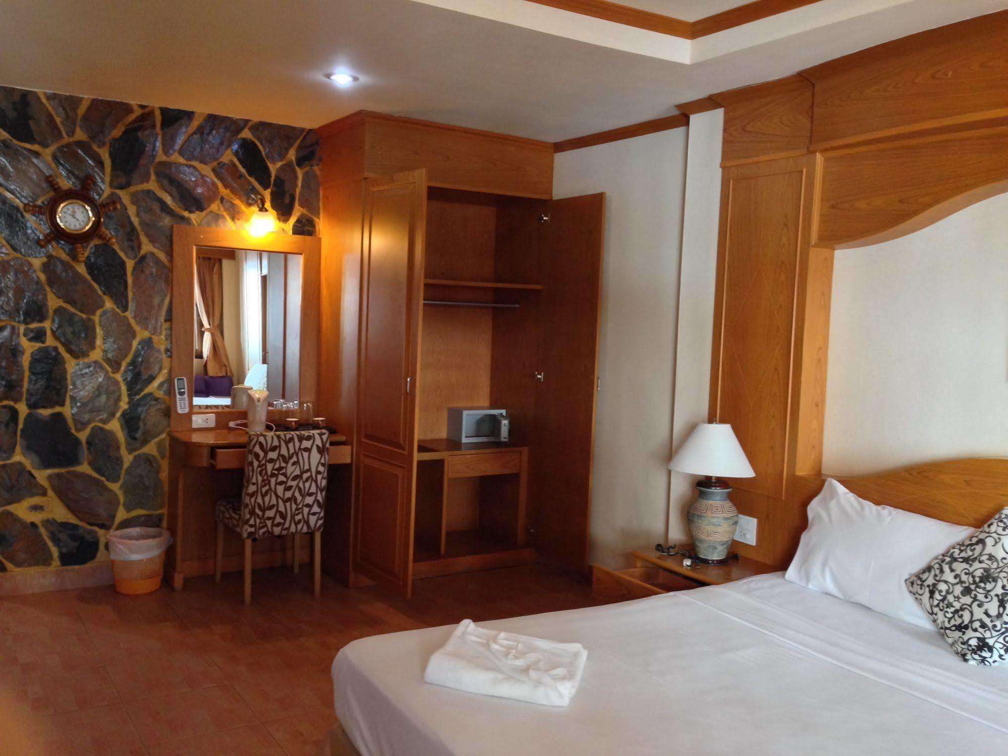 The House Patong Hotell Exteriör bild