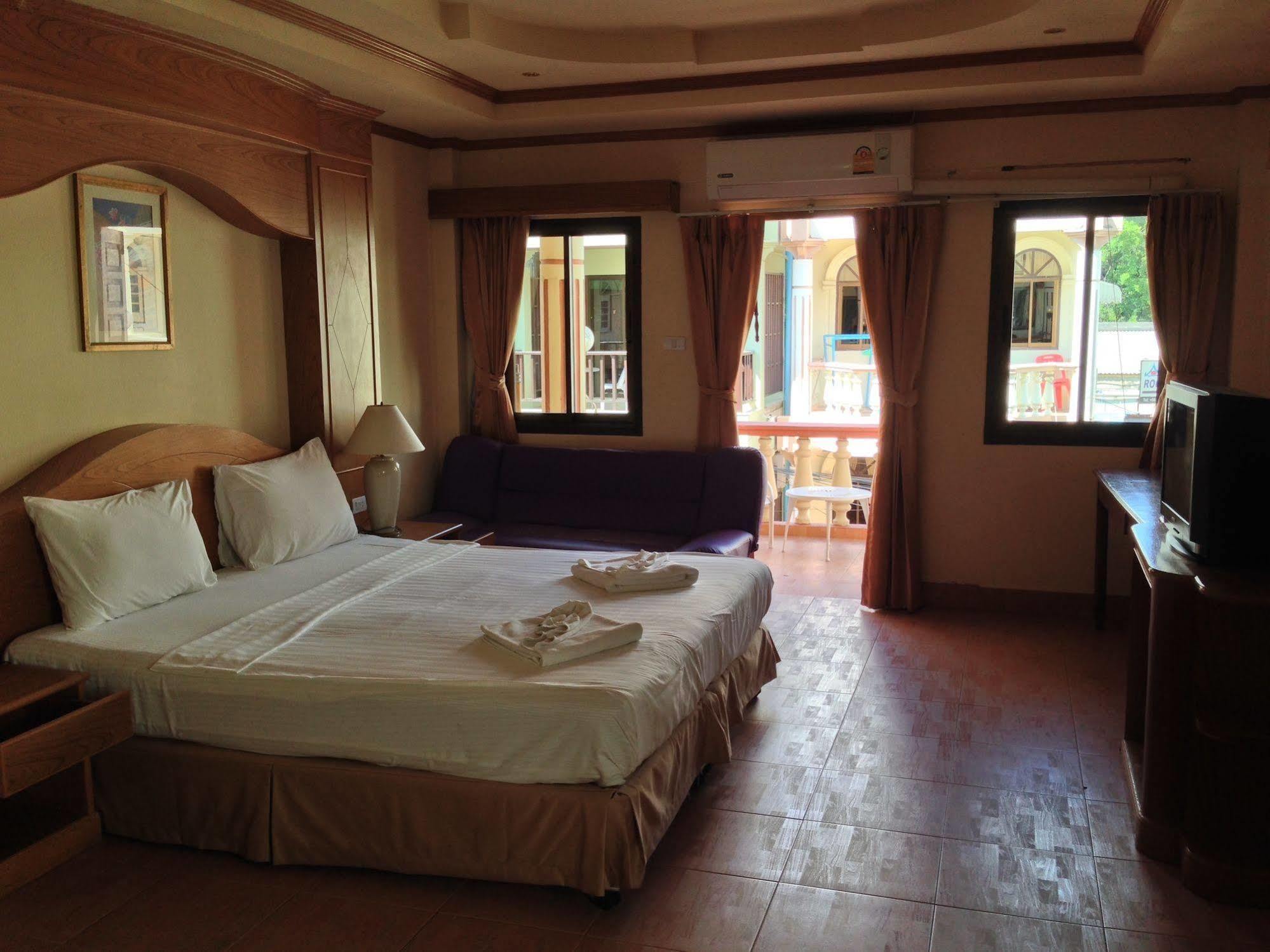 The House Patong Hotell Exteriör bild