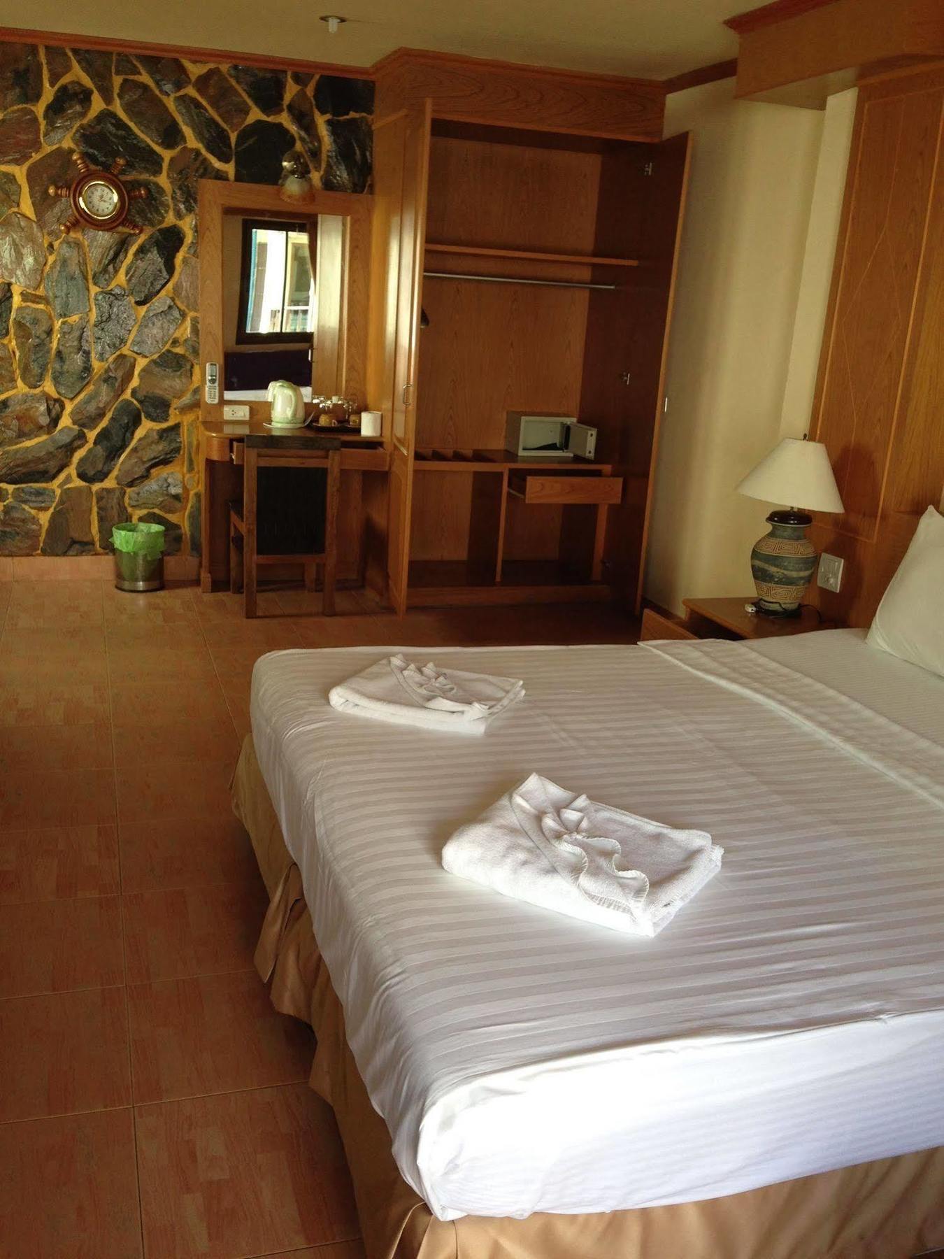 The House Patong Hotell Exteriör bild