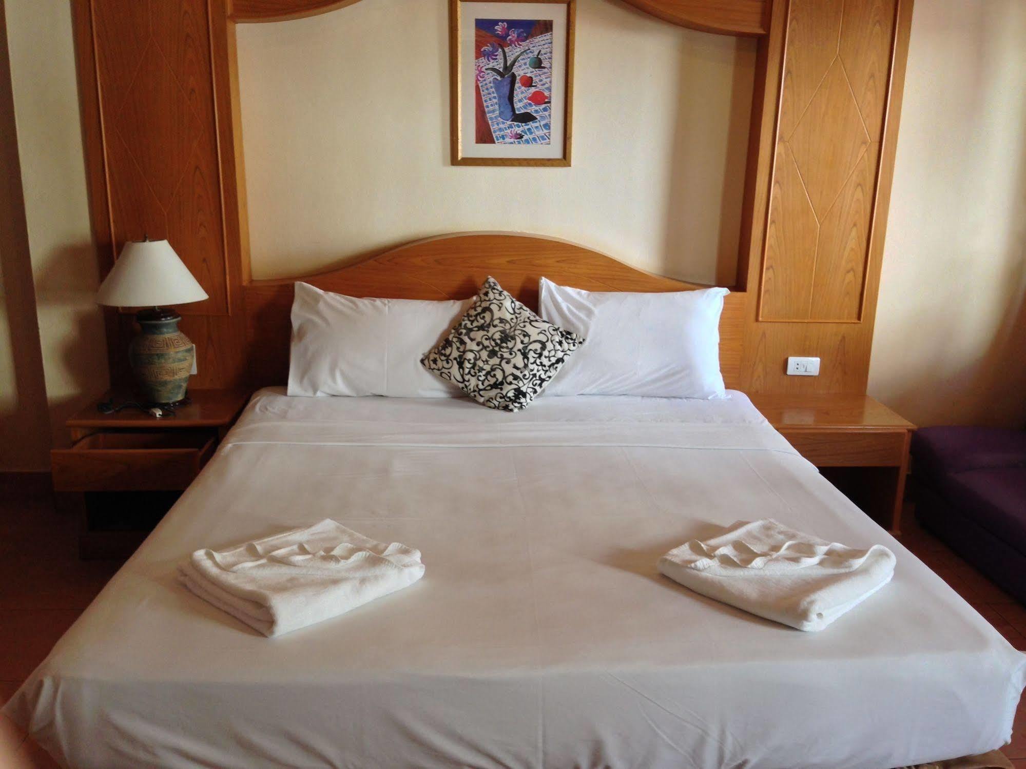 The House Patong Hotell Exteriör bild