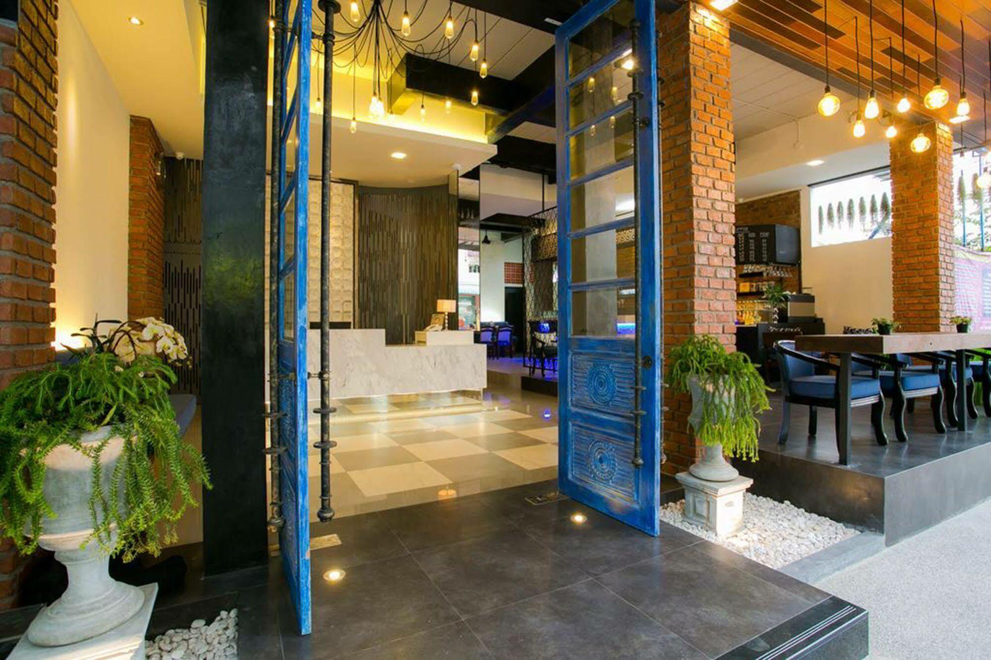 The House Patong Hotell Exteriör bild
