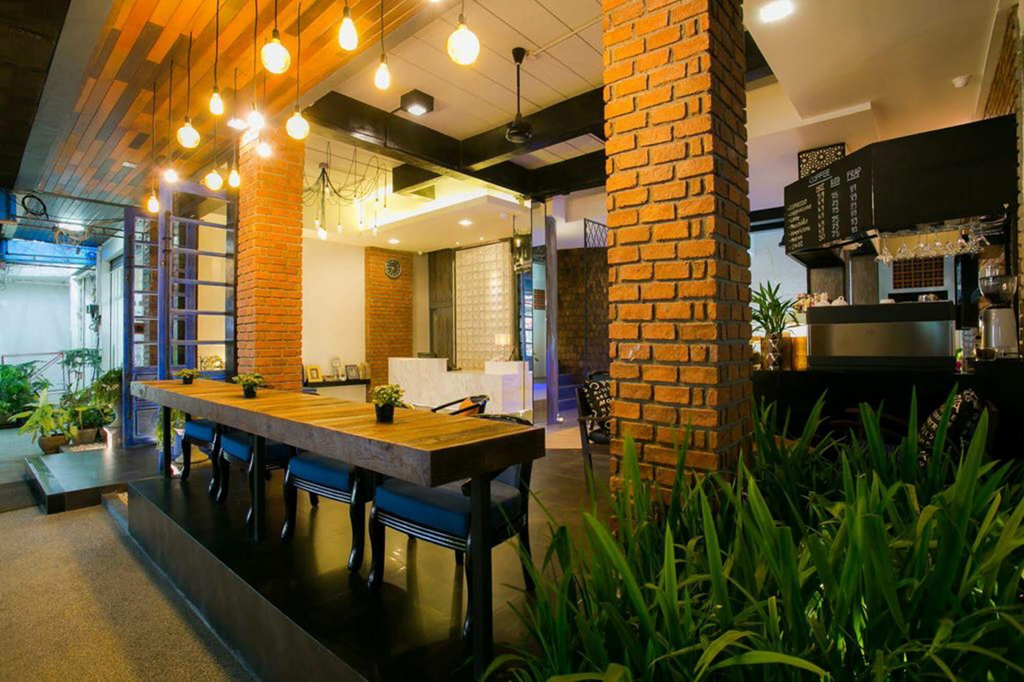 The House Patong Hotell Exteriör bild